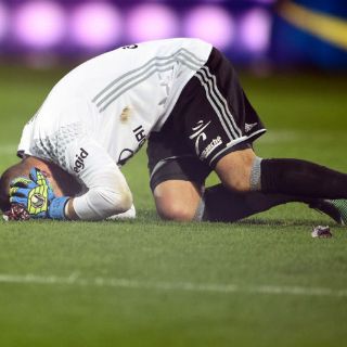 Portero de Lyon sufre trauma acústico tras petardazo