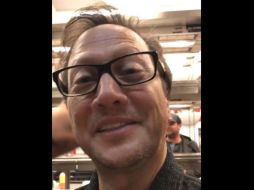 Al finalizar el partido, el comediante publicó junto con Sandler el video en el que anima al equipo. TWITTER / @RobSchneider