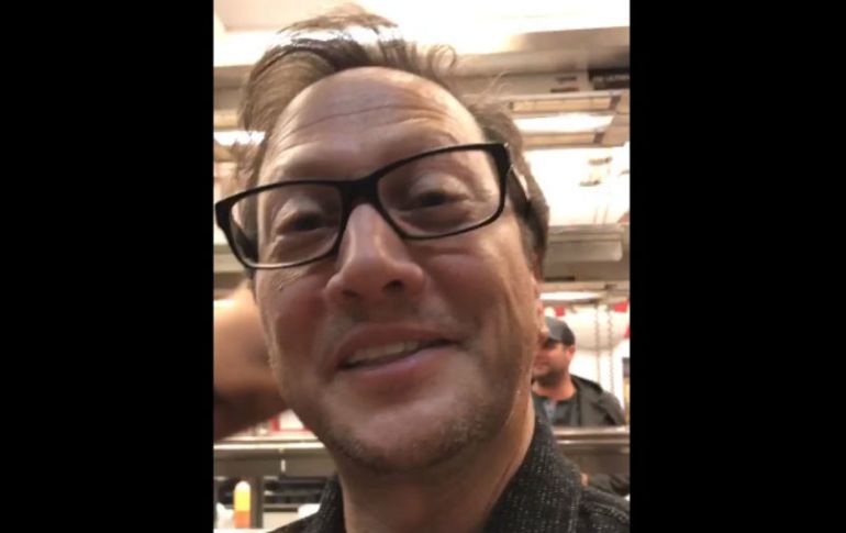 Al finalizar el partido, el comediante publicó junto con Sandler el video en el que anima al equipo. TWITTER / @RobSchneider