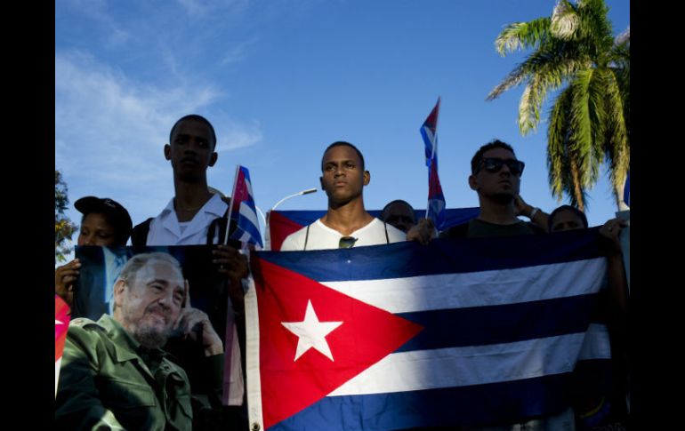 Los cubanos se encuentran divididos entre quienes lloran la muerte de Castro, y quienes la celebran. AP / R. Abd