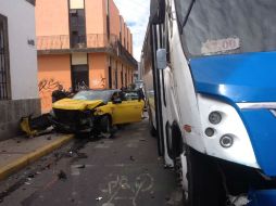 Los vehículos quedan en el cruce, con el frente del taxi muy dañado y encima de la banqueta. ESPECIAL /
