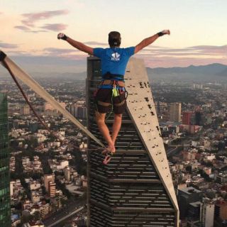 Alemán camina sobre 'cuerda floja' entre rascacielos de la Ciudad de México