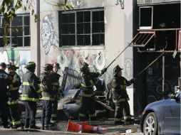 Más de 70 bomberos participaron en la extinción del fuego, que se considera el más grave que ha sufrido Oakland desde 1991. AFP / E. Bouvelage