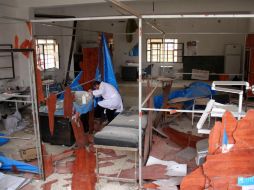 Un médico revisa los daños ocasionados al hospital. AFP / O. Haj Kadour