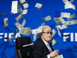 Blatter es suspendido seis años por aprobar un pago de dos millones de dólares a Michel Platini en 2011. AFP / ARCHIVO