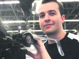 Apuesta. El escritor asegura que hay muchos ejemplos de novelas para jóvenes hechas con calidad. EL INFORMADOR / ARCHIVO