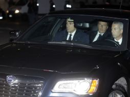 Matteo Renzi (centro) arriba al palacio presidencial para la conversar con el presidente Sergio Mattarella. AP / G. Borgia