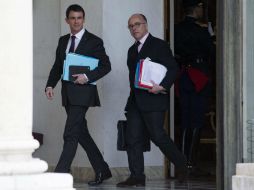 Fotografía que muestra al ministro del Interior francés, Bernard Cazeneuve (d), y al primer ministro francés, Manuel Valls. EFE / I. Langsdon