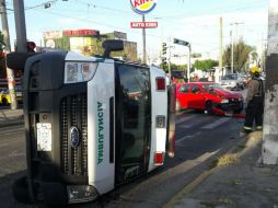 La volcadura de la unidad ocasionó el derrame de hidrocarburo del tanque, que fue controlado. ESPECIAL /