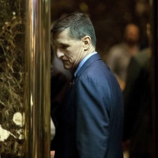 Asesor de Trump difunde falsas conspiraciones contra Clinton