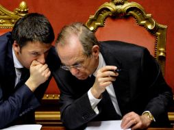 Según medios locales, también mañana Renzi (i) confirmará su dimisión como jefe de gobierno ante el plenario de su partido. AFP / A. Solaro