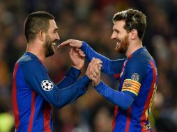 Messi y Arda Turan celebraron la victoria del equipo español. AFP / L.Gene