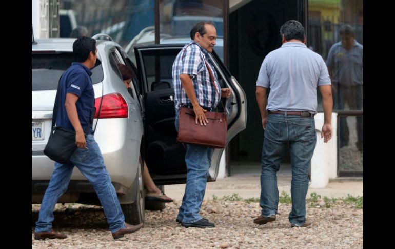 La fiscalía también supone que Vargas (c) abusó de sus influencias con su hijo, encargado de otorgar licencias. EFE / Stringer