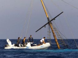 Buques de nacionalidades austríaca y australiana acudieron ante la alerta de auxilio y rescataron a dos personas. AP / ARCHIVO
