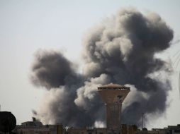 El ataque sólo ocasionó un incendio en el lugar donde impactaron los misiles. AFP / M. Abazeed