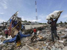 Ascienden a 97 los muertos por el sismo, no han reportado ningún mexicano hasta el momento. EFE / H. Simanjuntak