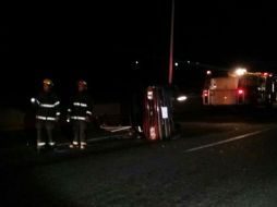Personal de Bomberos de Tonalá se trasladaron hasta el cruce de Periférico Oriente y Camino al Vado para atender el servicio. ESPECIAL /