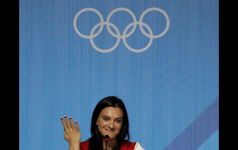 Isinbayeva se retiró del atletismo después de que la IAAF le impidiera competir en los Juegos Olímpicos de Río. AP / ARCHIVO