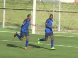 El juvenil del club Mbao (D) celebró su gol y momentos después queda tendido como se muestra en el video. ESPECIAL / Youtube