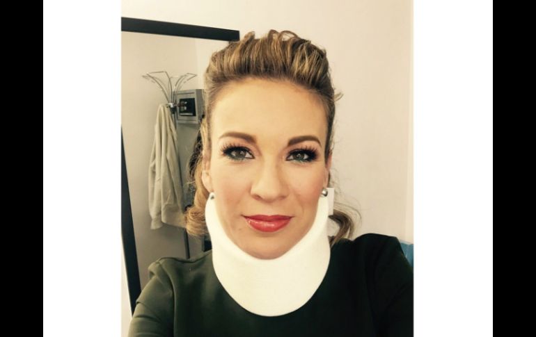 Ingrid Coronado compartió en su cuenta de Twitter una fotografía en donde se le ve usando collarín. TWITTER / @ingridcoronado