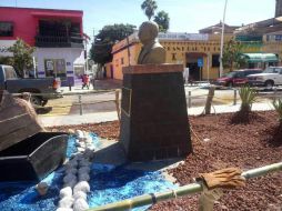 Se difundió en las redes sociales el video y fotografías del busto de Juárez cubierto por un árbol de navidad. ESPECIAL /