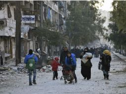 A medida que avanzan las tropas gubernamentales, aumenta el número de personas que huyen del este de Alepo. EFE / S. Handout
