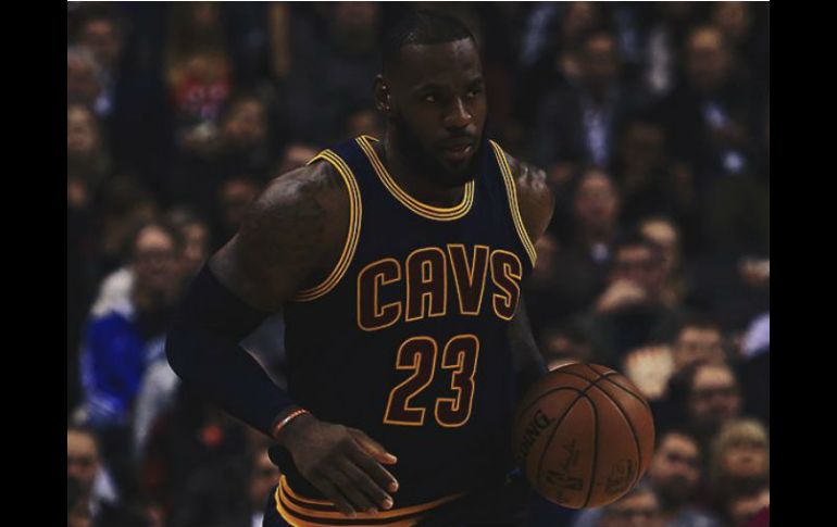 La estrella de los Cavaliers admitió que esta es la primera vez en su carrera que no se aloja con el equipo. TWITTER / @cavs