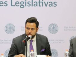 Azar Figueroa indicó que los materiales de construcción como cemento, varilla y tinacos, son entregados a ciudadanos por los diputados. TWITTER / @GPPAN_Edomex