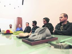 Presentación. Los artistas con las piezas, en pequeño formato, que se realizarán en Tlajomulco. EL INFORMADOR / E. Barrera