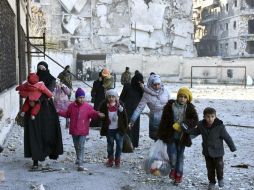 Varias personas abandonan los barrios del este de Alepo ante la violencia. EFE / SANA