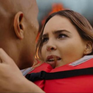 'La Roca' salva a Belinda en tráiler de 'Baywatch'