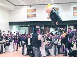 El video que muestra la piñata se dio a conocer en redes sociales. ESPECIAL /