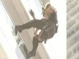 El protagonismo fue para Roberto Ferreyro, el bombero que rescató a la pequeña. YOUTUBE /