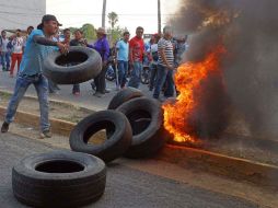Los inconformes quemaron llantas y papelería en la explanada del inmueble. SUN / ARCHIVO