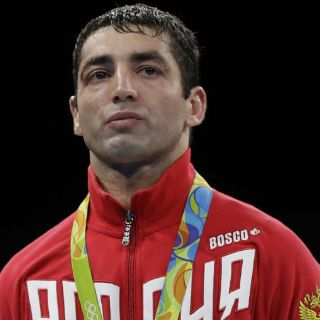 Halterista rumano y boxeador ruso pierden medallas por dopaje