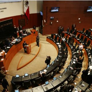 Llega 'Santa' a oficinas de senadores