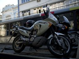 Los hombres estaban recorriendo Sudamérica en motocicletas que fueron encontradas en la favela, señalaron funcionarios. AP / S. Izquierdo