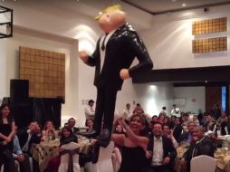 El martes pasado, durante su fiesta de fin de año, los senadores perredistas 'apalearon' una piñata con la figura de Trump. YOUTUBE /  NOTICIASMVS