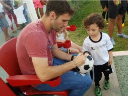 Mauro Boselli firmó autógrafos y posó para las fotos además de regalar sonrisas y palabras a jóvenes futbolistas del Interplaya. NTX / ESPECIAL