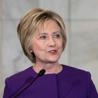 Clinton advierte de peligros por 'epidemia' de noticias falsas