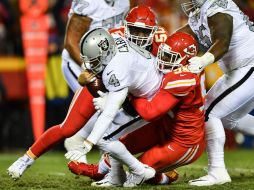 Nunez-Roches derriba a Dereck Carr. El mariscal de campo de Oakland apenas  completó 17 de 41 pases para 117 yardas. AFP / P. Aiken