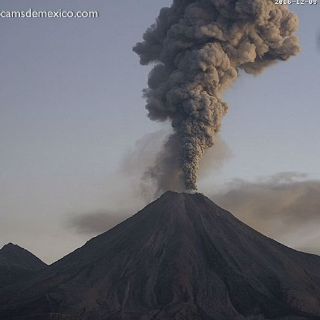 Volcán de Fuego emite columna de humo