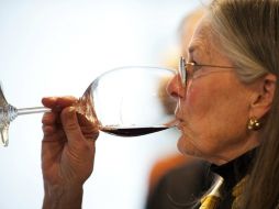 Una copa diaria de vino tinto es una recomendación sólo para aquellos entusiastas del producto. AFP / ARCHIVO