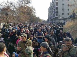 Pese al éxun gran número de sirios siguen asediados. Unas 150 mil personas en el este de Alepo esperan poder evacuar. EFE /