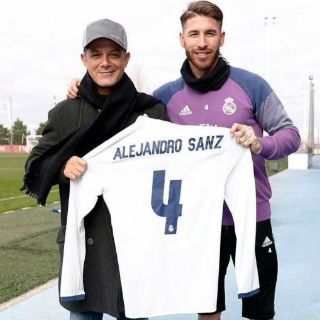 Alejandro Sanz visita entrenamiento del Real Madrid