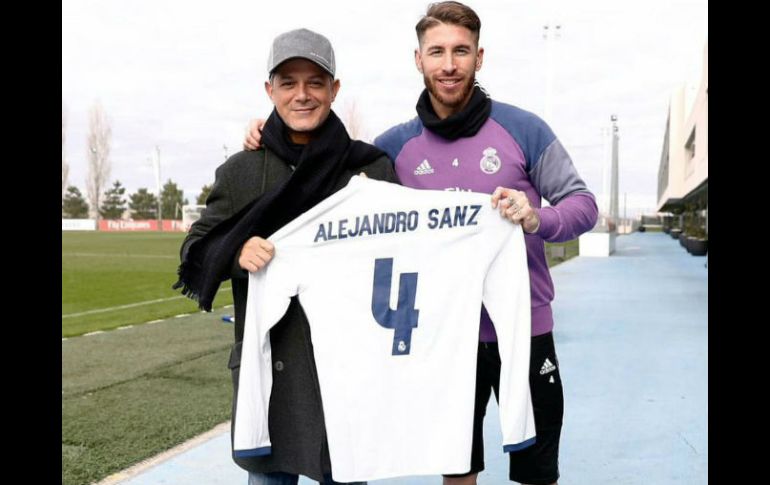 ''Sergio Ramos es un buen amigo y un tío al que quiero mucho'' dice el cantante español tras recibir el detalle. TWITTER / @realmadrid