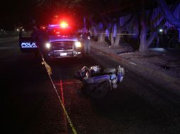 Durante la revisión de los sospechosos, les aseguraron mil 500 pesos y las dos botellas producto del atraco. ESPECIAL /