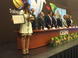 Una de las reconocidas recibiendo su galardón Francisco Tenamzxtli. EL INFORMADOR / V. Arenas