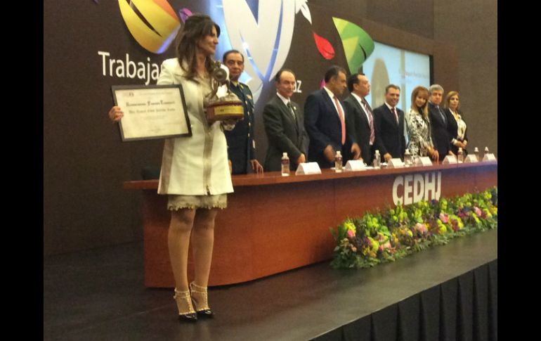 Una de las reconocidas recibiendo su galardón Francisco Tenamzxtli. EL INFORMADOR / V. Arenas