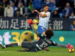 Ochoa frustra un arribo de Pérez, del Málaga. EFE / J. Zapata